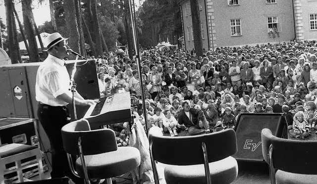 Lillebror på utescene foran publikum